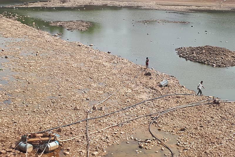 ರಬಕವಿ ಬನಹಟ್ಟಿ ಸಮೀಪದ ಕೃಷ್ಣಾ ನದಿಯಲ್ಲಿ ತಗ್ಗು ಪ್ರದೇಶದಲ್ಲಿ ನಿಂತ ನೀರನ್ನು ರೈತರು ಪಂಪ್ಸೆಟ್ಗಳ ಮೂಲಕ ತಮ್ಮ ಹೊಲಕ್ಕೆ ಹಾಯಿಸಿಕೊಳ್ಳುತ್ತಿರುವುದು