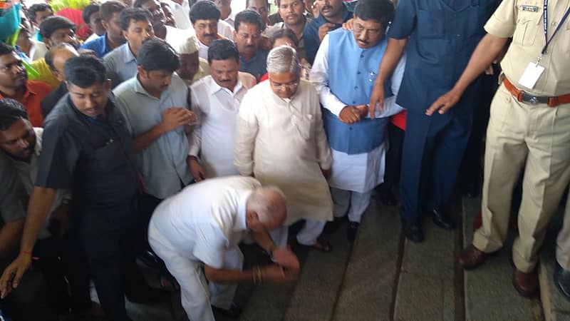 ಮೆಟ್ಟಿಲುಗಳಿಗೆ ನಮಸ್ಕರಿಸಿ ವಿಧಾನಸೌಧ ಪ್ರವೇಶಿಸಿದ ಯಡಿಯೂರಪ್ಪ