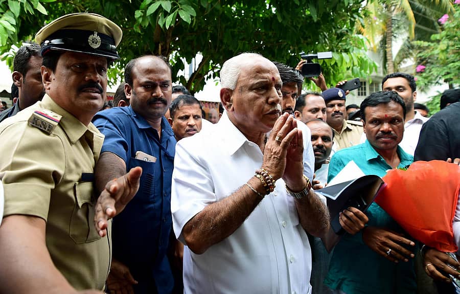 ತಮ್ಮ ನಿವಾಸದಲ್ಲಿ ನಡೆದ ಸರಣಿ ಸಭೆಗಳ ಬಳಿಕ ಹೊರಬಂದು ಅಭಿಮಾನಿಗಳಿಗೆ ವಂದಿಸಿದ ಮುಖ್ಯಮಂತ್ರಿ ಬಿ.ಎಸ್‌. ಯಡಿಯೂರಪ್ಪ ಪ್ರಜಾವಾಣಿ ಚಿತ್ರ