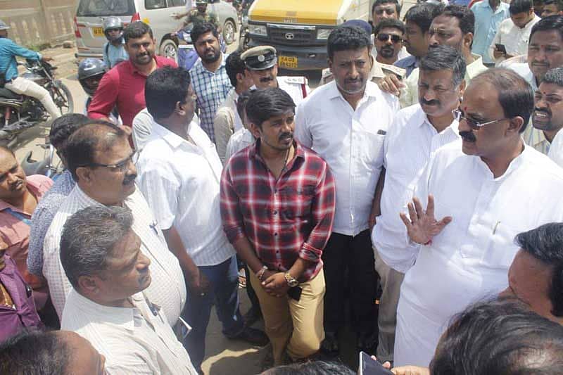 ಸೇತುವೆ ಸ್ಥಳದಲ್ಲಿ ಶಾಸಕ ಅರವಿಂದ ಲಿಂಬಾವಳಿ ಅವರು ನಿವಾಸಿಗಳ ಜತೆ ಚರ್ಚಿಸಿದರು