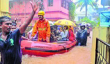 ಮಂಗಳೂರಿನ ಕುದ್ರೋಳಿ ಅಳಕೆಯಲ್ಲಿ ಶಾಲಾ ಮಕ್ಕಳನ್ನು ಬೋಟ್‌ನಲ್ಲಿ ಕರೆತರಲಾಯಿತು.