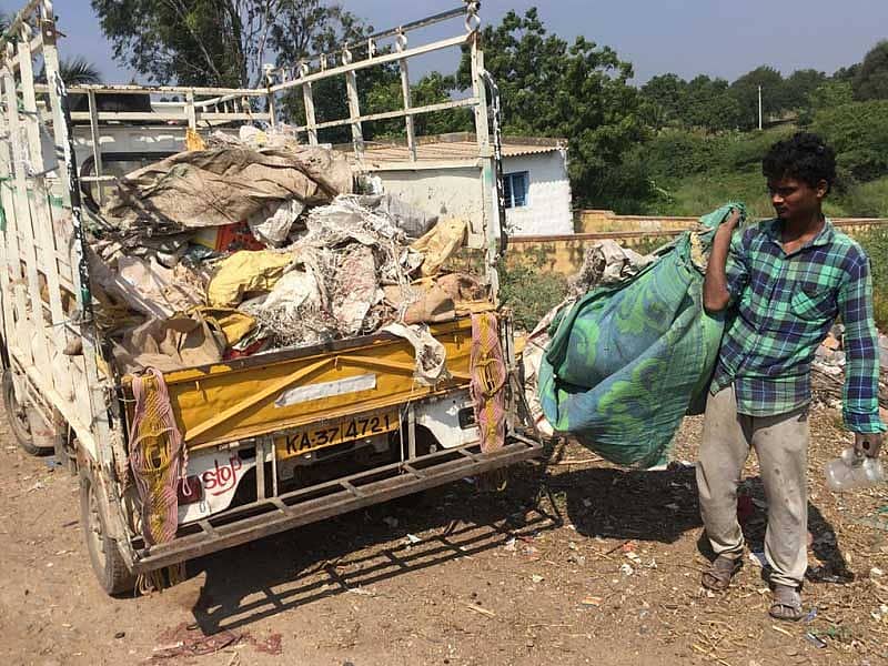 ತಾವರಗೇರಾ ಸಮೀಪದ ಹುಲಿಯಾಪುರ ಗ್ರಾಮದಲ್ಲಿ ತ್ಯಾಜ್ಯ ಸಾಗಿಸುವ ವಾಹನ