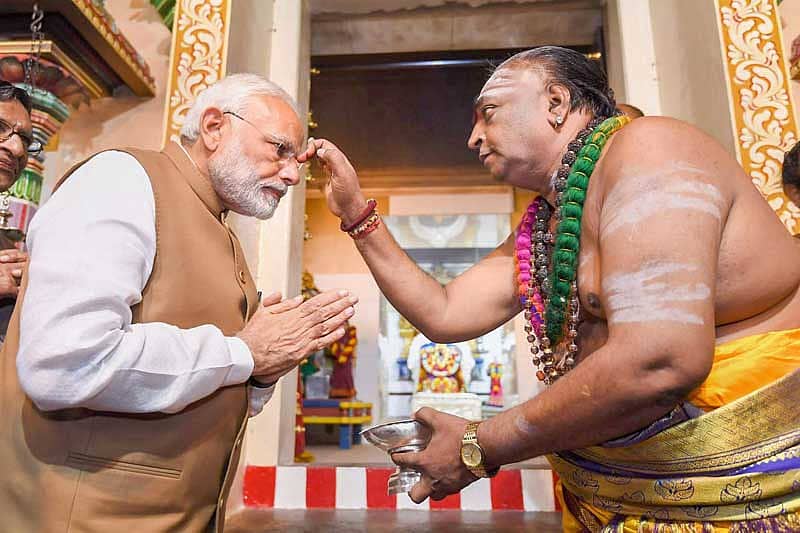 ಸಿಂಗಪುರದ ಮರಿಯಮ್ಮನ್‌ ದೇವಾಲಯಕ್ಕೆ ಮೋದಿ ಅವರು ಭೇಟಿ ನೀಡಿದರು –ಪಿಟಿಐ ಚಿತ್ರ