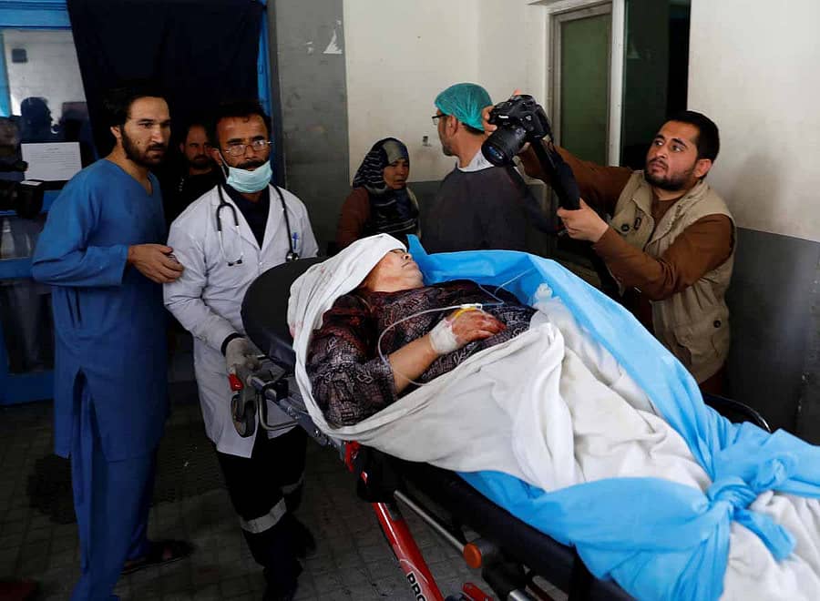 ಗಾಯಾಳು ಮಹಿಳೆಯನ್ನು ಆಸ್ಪತ್ರೆಗೆ ಸಾಗಿಸುತ್ತಿರುವುದು.