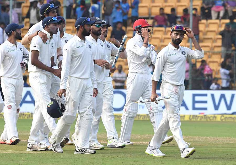 ಗೆದ್ದ ಸಂಭ್ರಮದಲ್ಲಿ ಭಾರತ ತಂಡ ಪ್ರಜಾವಾಣಿ ವಾರ್ತೆ/ಆರ್. ಶ್ರೀಕಂಠ ಶರ್ಮಾ