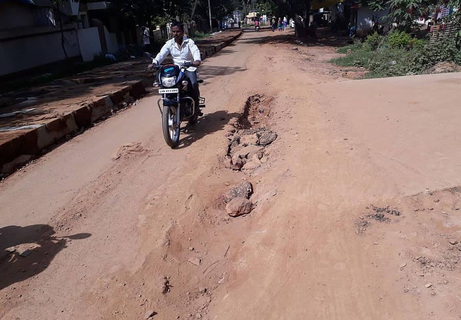 ಧಾರವಾಡದ ಮಹಿಷಿ ರಸ್ತೆಯಲ್ಲಿ ಅದಾನಿ ಕಂಪನಿಯ ಗ್ಯಾಸ್‌ ಪೈಪ್‌ಲೈನ್‌ ಅಳವಡಿಸಿದ ಬಳಿಕ ರಸ್ತೆಯ ತಗ್ಗನ್ನು ಅರ್ಧಬಂರ್ಧ ಮುಚ್ಚಿದ ಪರಿ....