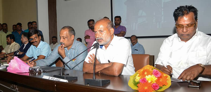 ಪ್ರವಾಸೋದ್ಯಮ ಸಚಿವ ಸಾ.ರಾ.ಮಹೇಶ್‌ ಅವರು ಸಭೆಯನ್ನುದ್ದೇಶಿಸಿ ಮಾತನಾಡಿದರು. ಸಂದೇಶ್‌ ನಾಗರಾಜು, ಟಿ.ಕೆ.ಅನಿಲ್‌ಕುಮಾರ್‌ ಇದ್ದಾರೆ