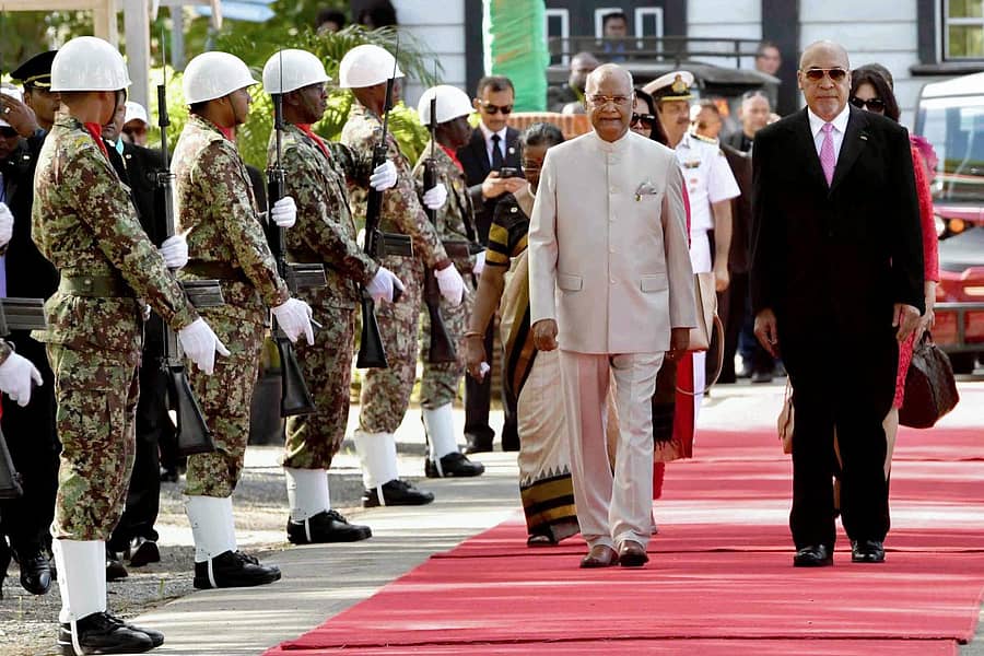 ರಾಷ್ಟ್ರಪತಿ ರಾಮನಾಥ ಕೋವಿಂದ್ ಅವರನ್ನು ತಮ್ಮ ಅರಮನೆಗೆ ಬರಮಾಡಿಕೊಂಡ ಅಧ್ಯಕ್ಷ ಡಿಸೈರ್ ಡೆಲಾನೊ ಬೌಟೆರ್ಸ್ – ಪಿಟಿಐ ಚಿತ್ರ