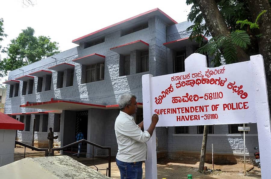 ಹಾವೇರಿ ನಗರದ ಹಳೇ ಕೋರ್ಟ್ ಆವರಣದಲ್ಲಿನ ಎಸ್ಪಿ ಕಚೇರಿಯ ನಾಮಫಲಕ ಬರೆಯುತ್ತಿರುವ ಪೊಲೀಸ್ ಸಿಬ್ಬಂದಿ, ಕಲಾವಿದ ಕರಿಯಪ್ಪ ಹಂಚಿನಮನಿ