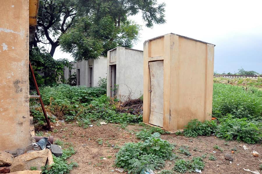 ಗದುಗಿನ ಕುಷ್ಟರೋಗ ಕಾಲೊನಿಯಲ್ಲಿ ಸಮರ್ಪಕ ನಿರ್ವಹಣೆ ಇಲ್ಲದೆ ಶೌಚಾಲಯಗಳ ಸುತ್ತ ಕಳೆ ಬೆಳೆದು ನಿಂತಿರುವುದು