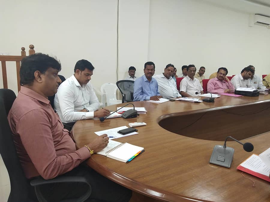 ಯಾದಗಿರಿಯ ಜಿಲ್ಲಾಧಿಕಾರಿ ಕಚೇರಿ ಸಭಾಂಗಣದಲ್ಲಿ ಶುಕ್ರವಾರ ಹಮ್ಮಿಕೊಂಡಿದ್ದ ಸಭೆಯಲ್ಲಿ ಜಿಲ್ಲಾಧಿಕಾರಿ ಜೆ.ಮಂಜುನಾಥ್ ವಿವಿಧ ಇಲಾಖೆಗಳ ಪ್ರಗತಿ ಪರಿಶೀಲನೆ ನಡೆಸಿದರು