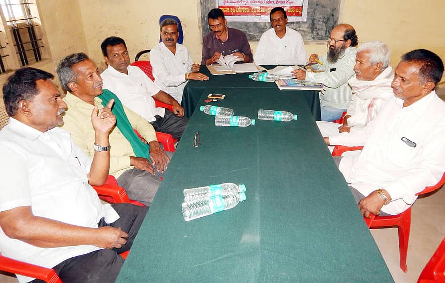 ಶ್ರೀರಂಗಪಟ್ಟಣದ ಕೃಷಿ ಇಲಾಖೆ ಕಚೇರಿಯಲ್ಲಿ ಶನಿವಾರ ನಡೆದ ಕೃಷಿಕ ಸಮಾಜದ ಪದಾಧಿಕಾರಿಗಳು ಹಾಗೂ ನಿರ್ದೇಶಕರ ಸಭೆಯಲ್ಲಿ ಸಮಾಜದ ಜಿಲ್ಲಾ ಪ್ರತಿನಿಧಿ ಬಿ.ಎಂ. ಸುಬ್ರಹ್ಮಣ್ಯ ಮಾತನಾಡಿದರು