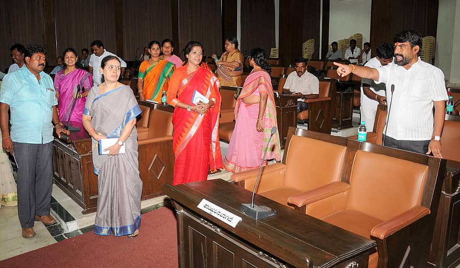 ಮೈಸೂರು ಜಿಲ್ಲಾ ಪಂಚಾಯಿತಿ ಸಭೆಯಲ್ಲಿ ಸದಸ್ಯರು ವಾಗ್ವಾದ ನಡೆಸಿದರು