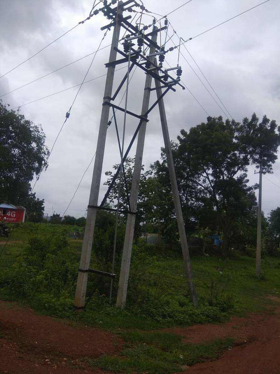 ಅಳ್ನಾವರ ತಾಲ್ಲೂಕಿನ ಕಡಬಗಟ್ಟಿ ಗ್ರಾಮ ಪಂಚಾಯ್ತಿ ವ್ಯಾಪ್ತಿಯಲ್ಲಿ ನಿರಂತರ ಜ್ಯೋತಿ ಯೋಜನೆಯಡಿ ಅಳವಡಿಸಲಾದ ವಿದ್ಯುತ್ ಕಂಬಗಳು ವಿದ್ಯುತ್ ಸಂಪರ್ಕ ಇಲ್ಲದೆ ಅನಾಥವಾಗಿ ನಿಂತಿವೆ
