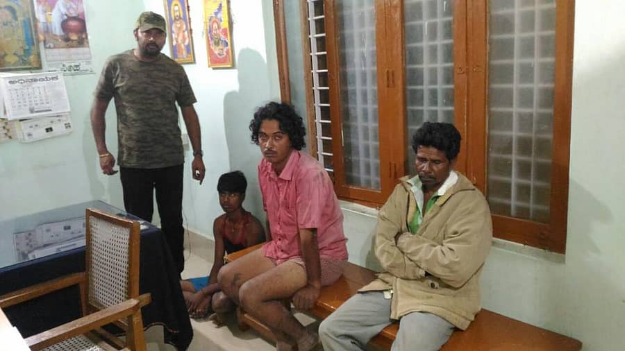 ಬಂಗಾರಪೇಟೆ ಅರಣ್ಯ ಅಧಿಕಾರಿಗಳು ಬಂಧಿಸಿರುವ ಮೂವರು ಆರೋಪಿಗಳು