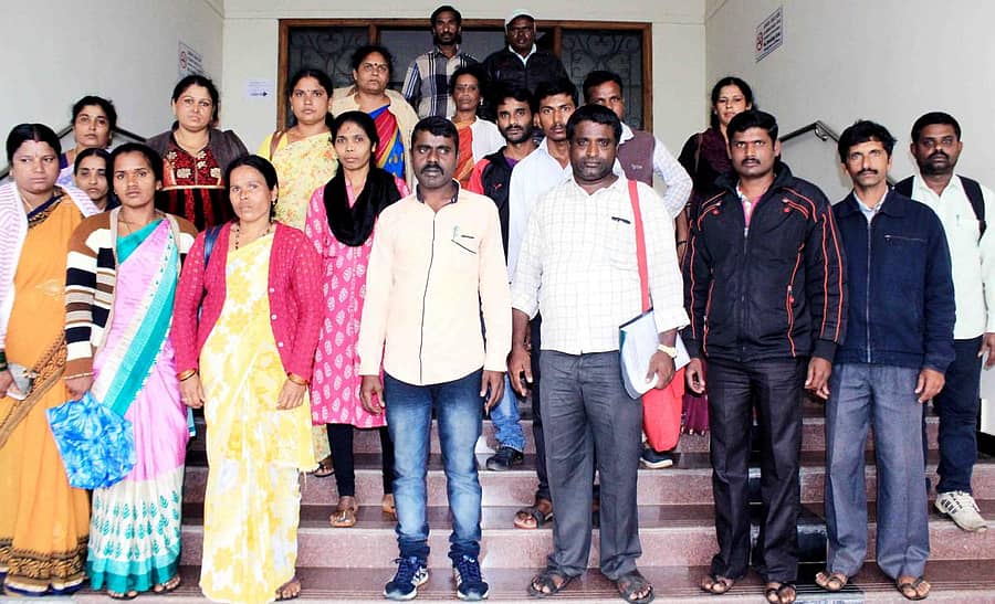 ಮಡಿಕೇರಿಯ ಜಿಲ್ಲಾಧಿಕಾರಿ ಕಚೇರಿ ಎದುರು ಸೋಮವಾರ ಜಿಲ್ಲೆಯ ವಿದ್ಯಾರ್ಥಿ ನಿಲಯಗಳ ’ಡಿ’ ವರ್ಗದ ಹೊರಗುತ್ತಿಗೆ ನೌಕರರ ಮೂಲಭೂತ ಬೇಡಿಕೆಗಳನ್ನು ಈಡೇರಿಸುವಂತೆ ಒತ್ತಾಯಿಸಿ ಪ್ರತಿಭಟನೆ ನಡೆಯಿತು