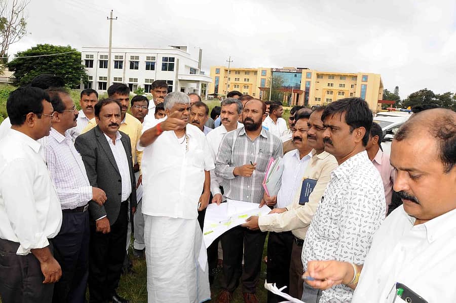 ಹಾಸನ ಜಿಲ್ಲಾ ಆಸ್ಪತ್ರೆಗೆ ಲೋಕೋಪಯೋಗಿ ಸಚಿವ ಎಚ್.ಡಿ. ರೇವಣ್ಣ ಭೇಟಿ ನೀಡಿ ಪರಿಶೀಲನೆ ನಡೆಸಿದರು.