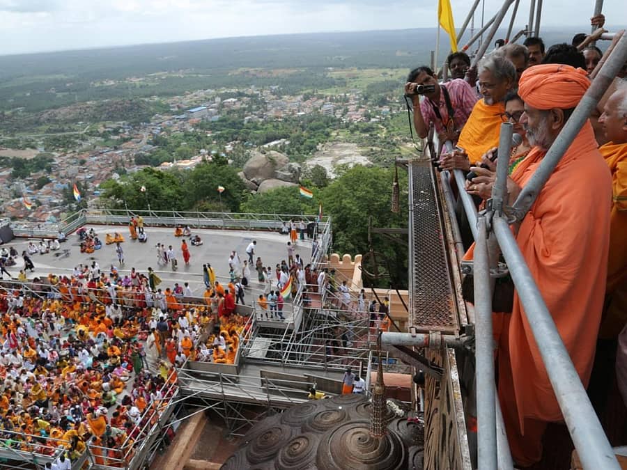 ಸಮ್ಮೇಳನಾಧ್ಯಕ್ಷ ಷ.ಶೆಟ್ಟರ್ ಭಾನುವಾರ ಶ್ರವಣಬೆಳಗೊಳದ ವಿಂಧ್ಯಗಿರಿಯಲ್ಲಿ ಬಾಹುಬಲಿಗೆ ಮಹಾಮಸ್ತಕಾಭಿಷೇಕ ನೆರವೇರಿಸಿದರು. ಚಾರುಕೀರ್ತಿ ಭಟ್ಟಾರಕ ಸ್ವಾಮೀಜಿ ಇದ್ದರು