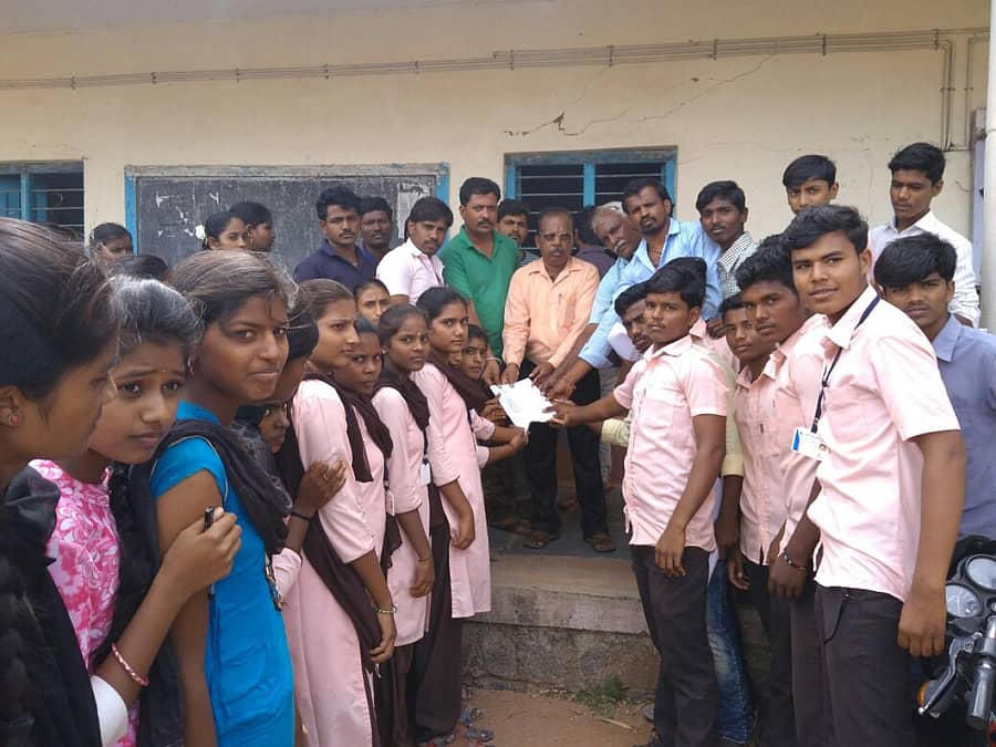 ಯಲಬುರ್ಗಾ ತಾಲ್ಲೂಕು ಮಂಗಳೂರು ಗ್ರಾಮದ ಸರ್ಕಾರಿ ಪದವಿ ಪೂರ್ವ ಕಾಲೇಜಿನಲ್ಲಿ ಉಪನ್ಯಾಸಕರನ್ನು ನೇಮಿಸುವಂತೆ ಒತ್ತಾಯಿಸಿ ಬುಧವಾರ ವಿದ್ಯಾರ್ಥಿಗಳು, ಕನ್ನಡಪರ ಸಂಘಟನೆಯವರು ಮತ್ತು ಪಾಲಕರು ಮನವಿಪತ್ರ ಸಲ್ಲಿಸಿದರು