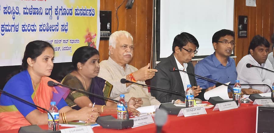 ಶಿವಮೊಗ್ಗ ಜಿಲ್ಲಾ ಪಂಚಾಯ್ತಿ ಸಭಾಂಗಣದಲ್ಲಿ ಬುಧವಾರ ನಡೆದ ಜಿಲ್ಲೆಯ ಮಳೆ, ಬೆಳೆ ಪರಿಸ್ಥಿತಿ, ಪುನರ್ವಸತಿ, ಪರಿಹಾರ ಕ್ರಮಗಳ ಪ್ರಗತಿ ಪರಿಶೀಲನಾ ಸಭೆಯಲ್ಲಿ ಕಂದಾಯ ಸಚಿವ ಆರ್.ವಿ. ದೇಶಪಾಂಡೆ ಮಾತನಾಡಿದರು.