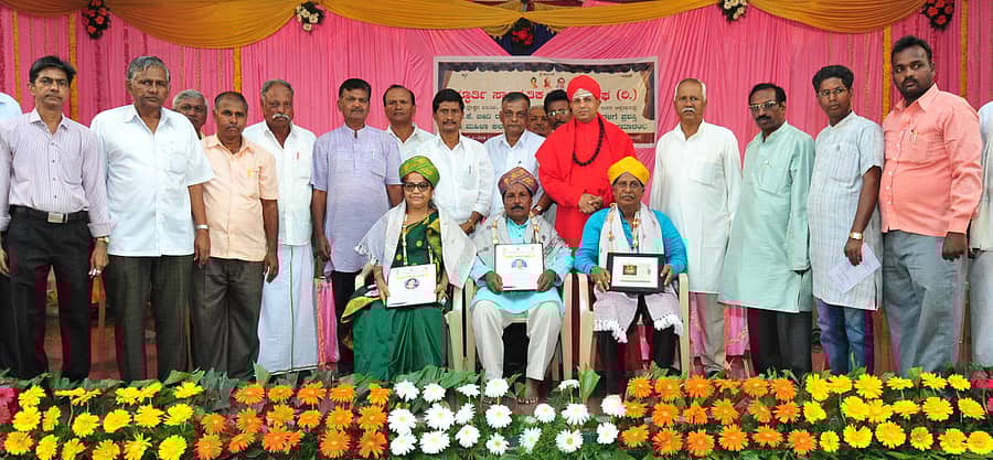 ದಾವಣಗೆರೆಯಲ್ಲಿ ಬುಧವಾರ ನಡೆದ ಸಿಜಿಕೆ ಬೀದಿ ರಂಗ ದಿನಾಚರಣೆಯಲ್ಲಿ ಕಲಾವಿದರನ್ನು ಪ್ರಶಸ್ತಿ ನೀಡಿ ಗೌರವಿಸಲಾಯಿತು