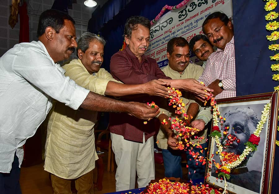 ಬೆಂಗಳೂರು ವಿ.ವಿ ಇತಿಹಾಸ ವಿಭಾಗದ ಪ್ರಾಧ್ಯಾಪಕ ಡಾ.ಅಶ್ವತ್ಥನಾರಾಯಣ, ಭಾರತೀಯ ಇತಿಹಾಸ ಸಂಶೋಧನಾ ಪರಿಷತ್ತಿನ ಡಾ.ಎಸ್.ಕೆ ಅರುಣಿ, ಸಾಹಿತಿ ಡಾ.ಬರಗೂರು ರಾಮಚಂದ್ರಪ್ಪ, ವಿಮರ್ಶಕ ಡಾ.ಎಚ್.ಎಸ್ ಸತ್ಯನಾರಾಯಣ, ಇತಿಹಾಸಕಾರ ಎಚ್.ಜಿ ರಾಜೇಶ್ ಮತ್ತು ಸದ್ಭಾವನಾ ಪ್ರತಿಷ್ಠಾನದ ಅಧ್ಯಕ್ಷ ಎಂ. ಪ್ರಕಾಶ್ ಮೂರ್ತಿ ಅವರು ಕುವೆಂಪು ಭಾವಚಿತ್ರಕ್ಕೆ ಪುಷ್ಪ ನಮನ ಸಲ್ಲಿಸಿದರು -–ಪ್ರಜಾವಾಣಿ ಚಿತ್ರ