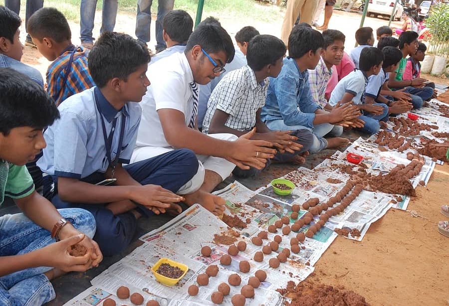 ಅರಣ್ಯ ಇಲಾಖೆಯು ಕೋಲಾರದಲ್ಲಿ ಶನಿವಾರ ಹಮ್ಮಿಕೊಂಡಿದ್ದ ಬೀಜದುಂಡೆ ತಯಾರಿಕೆ ಶಿಬಿರದಲ್ಲಿ ವಿದ್ಯಾರ್ಥಿಗಳು ಪಾಲ್ಗೊಂಡರು.