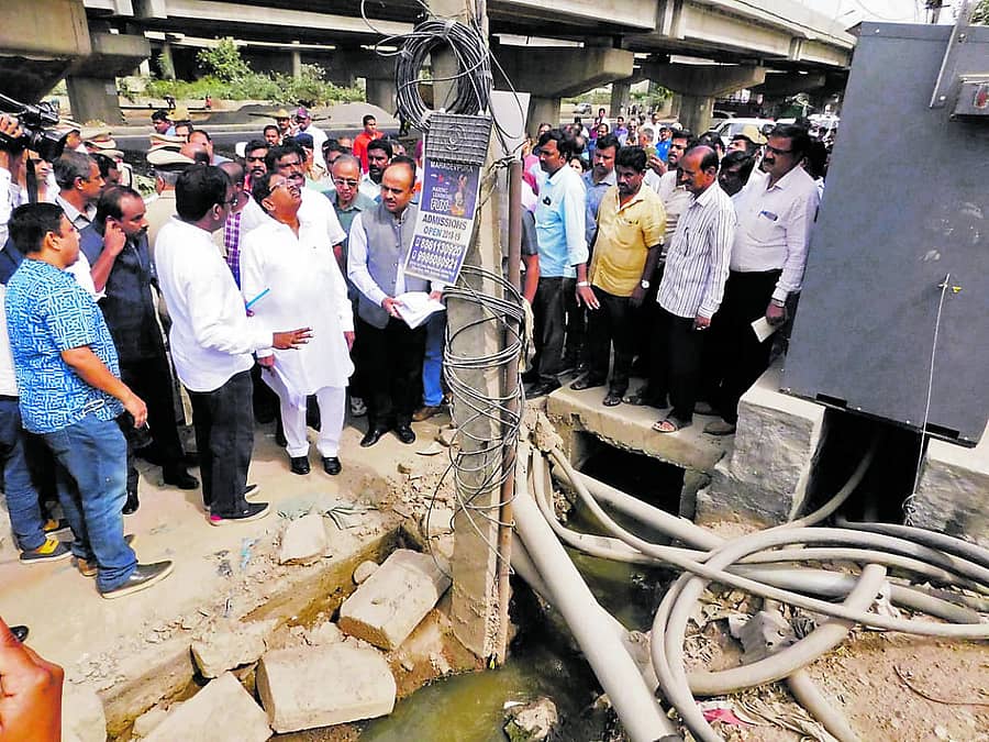 ದೊಡ್ಡನೆಕ್ಕುಂದಿ ಗ್ರಾಮದಲ್ಲಿ ಜಿ.ಪರಮೇಶ್ವರ ಕಾಮಗಾರಿ ವೀಕ್ಷಿಸಿದರು. ಮೇಯರ್ ಆರ್. ಸಂಪತ್ರಾಜ್, ಬಿಡಿಎ ಆಯುಕ್ತ ರಾಕೇಶ್ ಸಿಂಗ್ ಇದ್ದಾರೆ