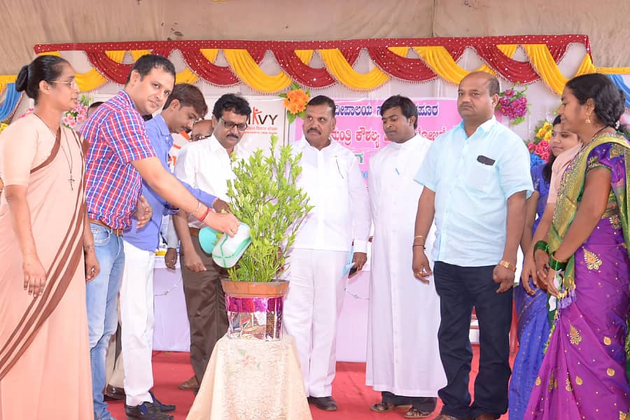 ಔರಾದ್ ತಾಲ್ಲೂಕಿನ ಸಂತಪುರನಲ್ಲಿ ಶನಿವಾರ ನಡೆದ ಉದ್ಯೋಗ ಮೇಳ ಉದ್ಘಾಟನೆ ಕಾರ್ಯಕ್ರಮದಲ್ಲಿ ಜಿಲ್ಲಾ ಪಂಚಾಯಿತಿ ಸದಸ್ಯ ಅನೀಲ ಬಿರಾದಾರ, ಫಾದರ್ ಡೇವಿಡ್, ಸಿಸ್ಟರ್ ರಜನಿ ಮತ್ತಿತರರು ಇದ್ದರು -----