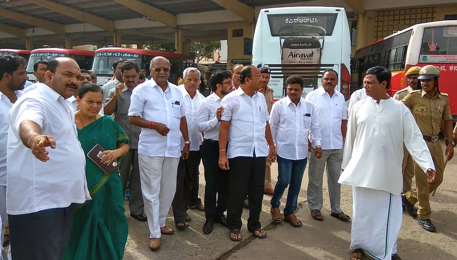 ದಾವಣಗೆರೆಯ ಕೆ.ಎಸ್.ಆರ್.ಟಿ.ಸಿ ಬಸ್ನಿಲ್ದಾಣವನ್ನು ಸಾರಿಗೆ ಸಚಿವ ಡಿ.ಸಿ. ತಮ್ಮಣ್ಣ ಭಾನುವಾರ ವೀಕ್ಷಿಸಿದರು.