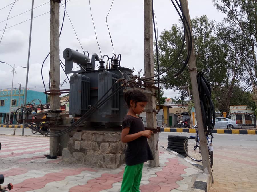 ರಾಯಚೂರಿನ ಮಂತ್ರಾಲಯ ಮಾರ್ಗ ಐಬಿ ಕಾಲೋನಿ ಬಳಿ ವಿದ್ಯುತ್ ಪರಿವರ್ತಕವೊಂದು ಅಪಾಯ ಆಹ್ವಾನಿಸುತ್ತಿದೆ