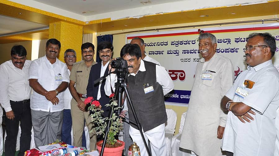 ಹಾವೇರಿ ನಗರದ ಅಶೋಕ ಹೋಟೆಲ್ನಲ್ಲಿ ಭಾನುವಾರ ನಡೆದ ಪತ್ರಿಕಾ ದಿನಾಚರಣೆಯನ್ನು, ಅರಣ್ಯ, ಪರಿಸರ ಮತ್ತು ಜೀವಶಾಸ್ತ್ರ ಸಚಿವ ಆರ್.ಶಂಕರ್ ಪೋಟೊ ತೆಗೆಯುವ ಮೂಲಕ ಉದ್ಘಾಟಿಸಿದರು.