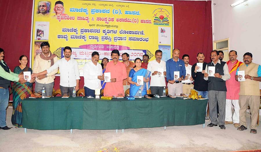 ಹಾಸನ ಜಿಲ್ಲಾ ಕನ್ನಡ ಸಾಹಿತ್ಯ ಪರಿಷತ್ ಭವನದಲ್ಲಿ ನಡೆದ ಕಾರ್ಯಕ್ರಮದಲ್ಲಿ ಕವನ ಸಂಕಲನಗಳನ್ನು ಸಾಹಿತಿ ಜಯಪ್ಪ ಹೊನ್ನಾಳಿ ಬಿಡುಗಡೆ ಮಾಡಿದರು.