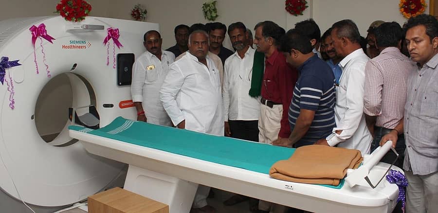 ಬಾಗಲಕೋಟೆಯ ಜಿಲ್ಲಾ ಆಸ್ಪತ್ರೆಯಲ್ಲಿ ಅಳವಡಿಸಲಾಗಿರುವ ಸಿಟಿ ಸ್ಕ್ಯಾನ್‌ ಯಂತ್ರಕ್ಕೆ ಭಾನುವಾರ ಆರೋಗ್ಯ ಸಚಿವ ಶಿವಾನಂದ ಪಾಟೀಲ ಚಾಲನೆ ನೀಡಿದರು