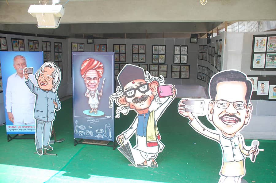 ಗದುಗಿನ ವೀರೇಶ್ವರ ಪುಣ್ಯಾಶ್ರಮದಲ್ಲಿ ಪಂಚಾಕ್ಷರಮತ್ತು ಪುಟ್ಟರಾಜ ಕವಿ ಗವಾಯಿಗಳ ಪುಣ್ಯಸ್ಮರಣೋತ್ಸವ ಅಂಗವಾಗಿ ಉತ್ತರ ಕರ್ನಾಟಕ ವ್ಯಂಗ್ಯ ಚಿತ್ರಕಾರರ ಸಂಘವು ಆಯೋಜಿಸಿರುವ ವ್ಯಂಗ್ಯಚಿತ್ರ ಪ್ರದರ್ಶನದ ನೋಟ