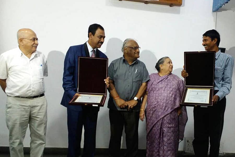 ಶಿರಸಿಯ ಗಣೇಶನಗರ ಪ್ರೌಢಶಾಲೆಯ ಶಿಕ್ಷಕ ಕೆ.ಎಲ್.ಭಟ್ ಅವರು ಸಿ.ಎನ್.ಆರ್.ರಾವ್ ಪ್ರಶಸ್ತಿಯನ್ನು ಸ್ವೀಕರಿಸಿದರು (ಬಲದಿಂದ ಮೊದಲನೆಯವರು)