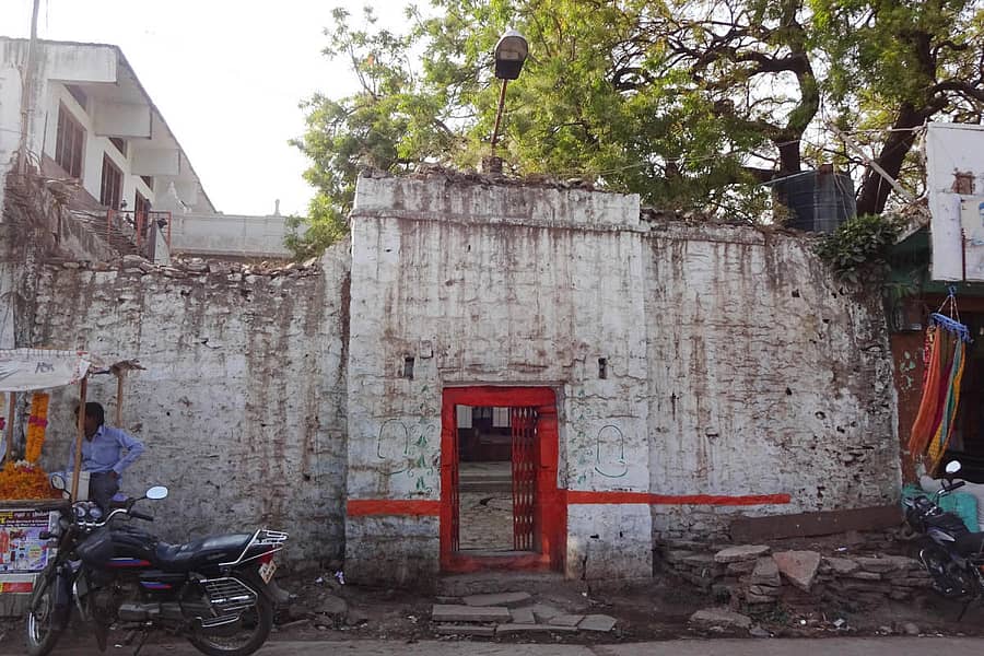 ಔರಾದ್ ಅಮರೇಶ್ವರ ದೇವಸ್ಥಾನದ ಎದುರಿನ ಮಹಾದ್ವಾರ ಶಿಥಿಲಗೊಂಡಿರುವುದು