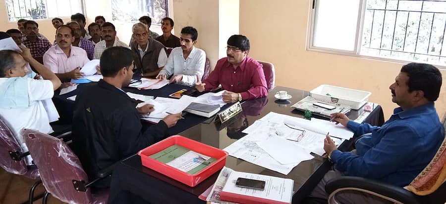 ಯಲ್ಲಾಪುರ ತಾಲ್ಲೂಕು ಮಾವಿನಮನೆ ವಿದ್ಯುತ್ ಅವ್ಯವಸ್ಥೆ ಸರಿಪಡಿಸುವ ಸಂಬಂಧ ಗ್ರಾಮಸ್ಥರು ಅಧೀಕ್ಷಕ ಎಂಜಿನಿಯರ್ ಶಶಿಧರ ಅವರನ್ನು ಭೇಟಿ ಮಾಡಿದರು
