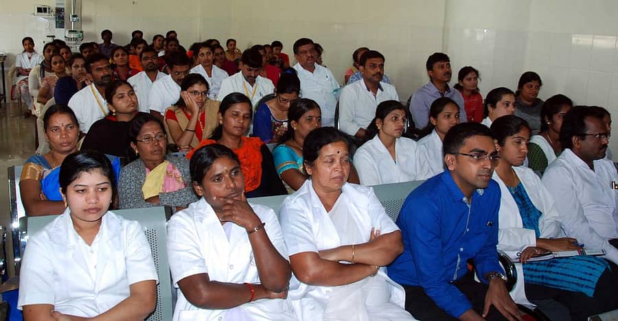 ಹಾಸನ ವೈದ್ಯಕೀಯ ವಿಜ್ಞಾನಗಳ ಸಂಸ್ಥೆಯಲ್ಲಿ ಏರ್ಪಡಿಸಿದ್ದ ಕಾರ್ಯಾಗಾರದಲ್ಲಿ ಭಾಗವಹಿಸಿದ್ದ ಶುಶ್ರೂಷಕರು.