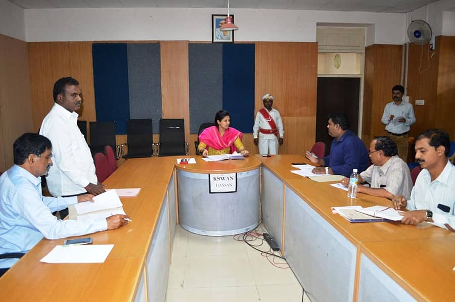 ಹಾಸನದಲ್ಲಿ ಜಿಲ್ಲಾಧಿಕಾರಿ ರೋಹಿಣಿ ಸಿಂಧೂರಿ ಅವರು ಅಧಿಕಾರಿಗಳ ಸಭೆ ನಡೆಸಿದರು.