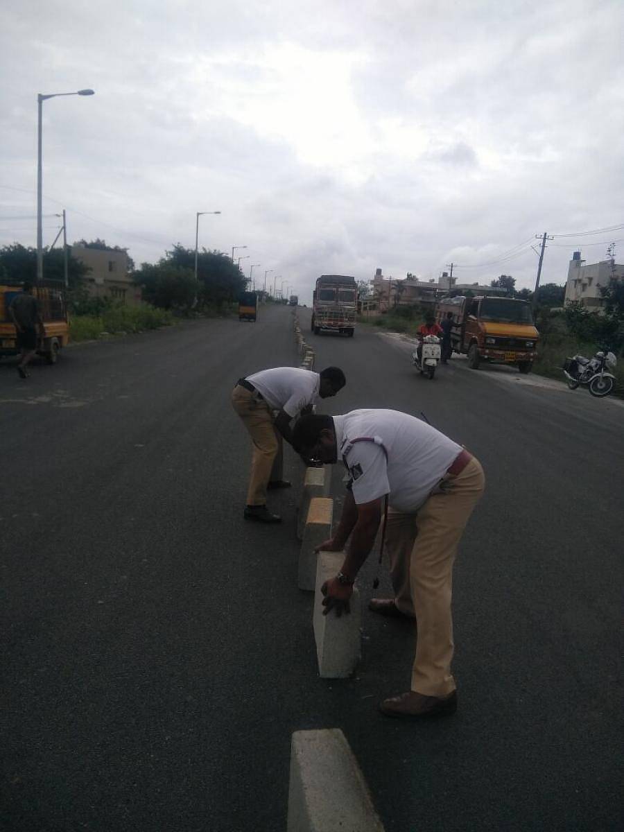 ಬನಶಂಕರಿ 6ನೇ ಹಂತದ ಬಳಿ ರಸ್ತೆ ವಿಭಜಕ ನಿರ್ಮಿಸುತ್ತಿರುವ ಪೊಲೀಸರು