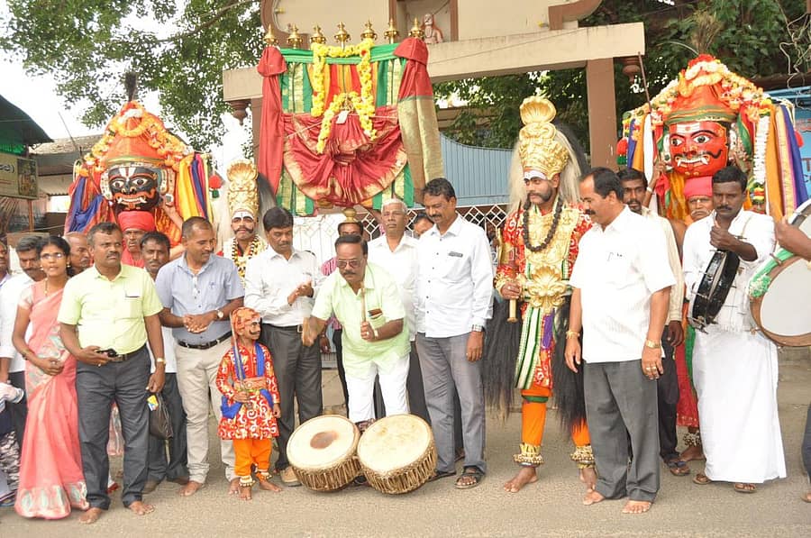 ಮಂಡ್ಯದ ಗಾಂಧಿಭವನದಲ್ಲಿ ಭಾನುವಾರ ನಡೆದ ಜಿಲ್ಲಾ ಮಟ್ಟದ ಜಾನಪದ ಸಂಭ್ರಮವನ್ನು ಸರ್ಕಾರಿ ನೌಕರರ ಸಂಘದ ಸಂಘಟನಾ ಕಾರ್ಯದರ್ಶಿ ಬಿ.ಎಂ.ಅಪ್ಪಾಜಪ್ಪ ಉದ್ಘಾಟಿಸಿದರು