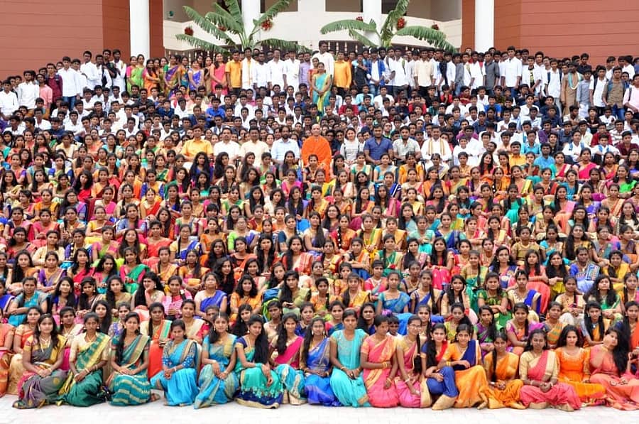 ಸಂಪ್ರದಾಯಸ್ಥರ ದಿರಿಸಿನಲ್ಲಿ ಮಿಂಚಿದ ಕಾಲೇಜು ವಿದ್ಯಾರ್ಥಿಗಳೊಂದಿಗೆ ಗಣ್ಯರು