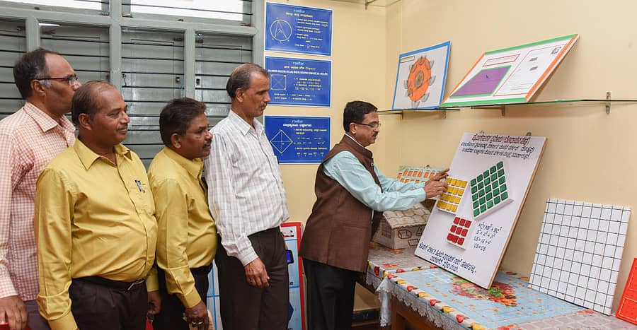 ದಾವಣಗೆರೆಯ ಡಯಟ್ನ ಗಣಿತ ಪ್ರಯೋಗಾಲಯದಲ್ಲಿ ಶಿಕ್ಷಕರಿಗೆ ತರಬೇತಿ ನೀಡಲು ಸಿದ್ಧಪಡಿಸಿರುವ ಗಣಿತ ಮಾದರಿ ಬಗ್ಗೆ ಪ್ರಾಂಶುಪಾಲ ಎಚ್.ಕೆ. ಲಿಂಗರಾಜು ಮಾಹಿತಿ ನೀಡಿದರು