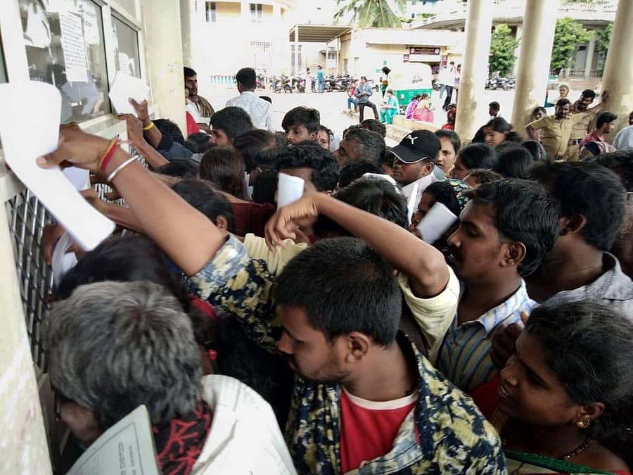 ಮಂಡ್ಯದ ಜಿಲ್ಲಾಸ್ಪತ್ರೆಯಲ್ಲಿ ಬುಧವಾರ ಸಮಗ್ರ ಕ ರ್ನಾಟಕ ಆರೋಗ್ಯ ಕಾರ್ಡ್‌ ಪಡೆಯಲು ನೂಕುನುಗ್ಗಲು ಉಂಟಾಗಿರುವುದು