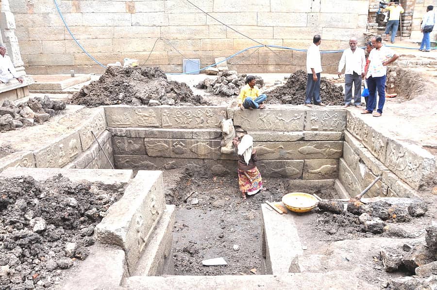 ಹಂಪಿಯಲ್ಲಿ ಇತ್ತೀಚೆಗೆ ಪತ್ತೆಯಾಗಿರುವ ಪುಷ್ಕರಣಿಯಿಂದ ಶುಕ್ರವಾರ ಹೂಳು ತೆಗೆದು, ಬೇರೆಡೆ ಸಾಗಿಸಲಾಯಿತು–ಪ್ರಜಾವಾಣಿ ಚಿತ್ರ