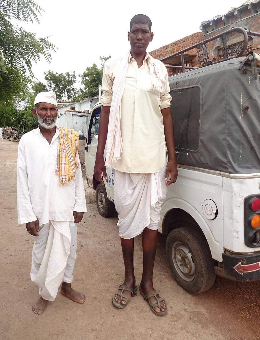 ಚಿಕ್ಕಪ್ಪನ ಜತೆ 7.4 ಅಡಿ ಎತ್ತರದ ಮಾರುತಿ ಕೋಳಿ