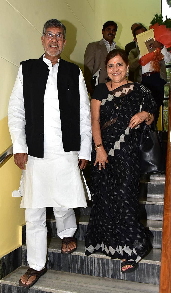 ಕುಮಾರಸ್ವಾಮಿ ಅವರನ್ನು ಭೇಟಿ ಮಾಡಿ ಕೈಲಾಶ್ ಸತ್ಯಾರ್ಥಿ ಹಾಗೂ ಸುಮೇಧಾ ಕೈಲಾಶ್ ಹೊರ ಬಂದರು–ಪ್ರಜಾವಾಣಿ ಚಿತ್ರ