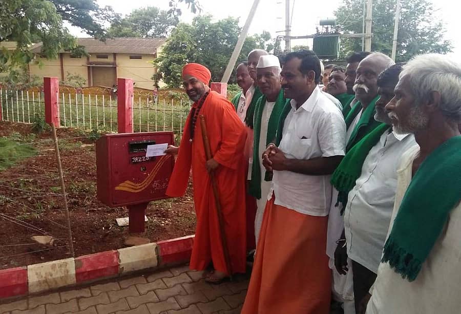 ನರಗುಂದದಲ್ಲಿ ನಡೆಯುತ್ತಿರುವ ಮಹದಾಯಿ ಧರಣಿಯ 1098ನೇ ದಿನವಾದ ಮಂಗಳವಾರ ನಿಜಗುಣಪ್ರಭು ಸ್ವಾಮೀಜಿ, ದಯಾಮರಣಕ್ಕೆ ಅವಕಾಶ ನೀಡುವಂತೆ ಕೋರಿ ರಾಷ್ಟ್ರಪತಿಗೆ ಅಂಚೆ ಮೂಲಕ ಪತ್ರ ರವಾನಿಸಿದರು