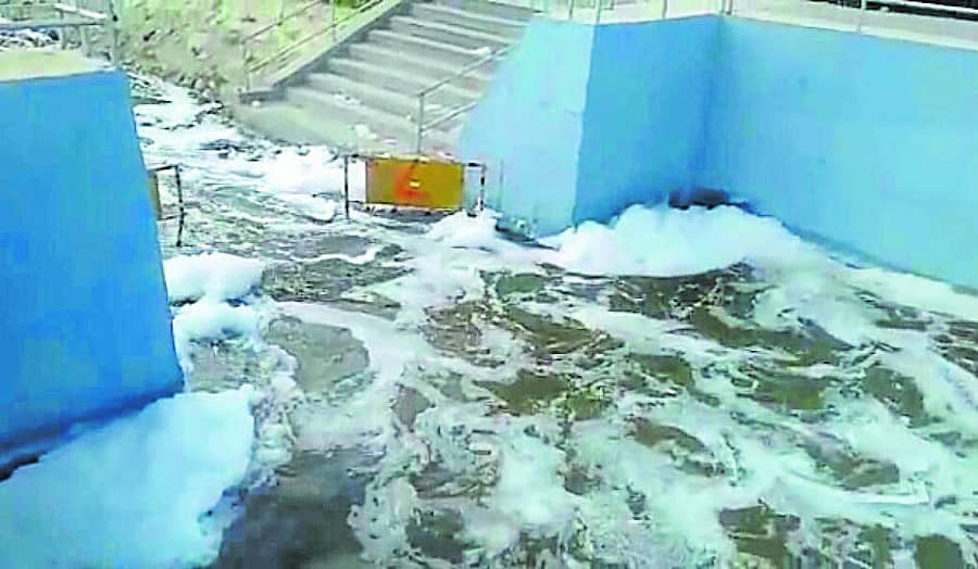 ಕೋಲಾರ ತಾಲ್ಲೂಕಿನ ಲಕ್ಷ್ಮೀಸಾಗರ ಕೆರೆಗೆ ಹರಿದು ಬಂದ ಕೆ.ಸಿ ವ್ಯಾಲಿ ಯೋಜನೆ ನೀರಿನಲ್ಲಿ ನೊರೆ ಕಾಣಿಸಿಕೊಂಡಿದೆ